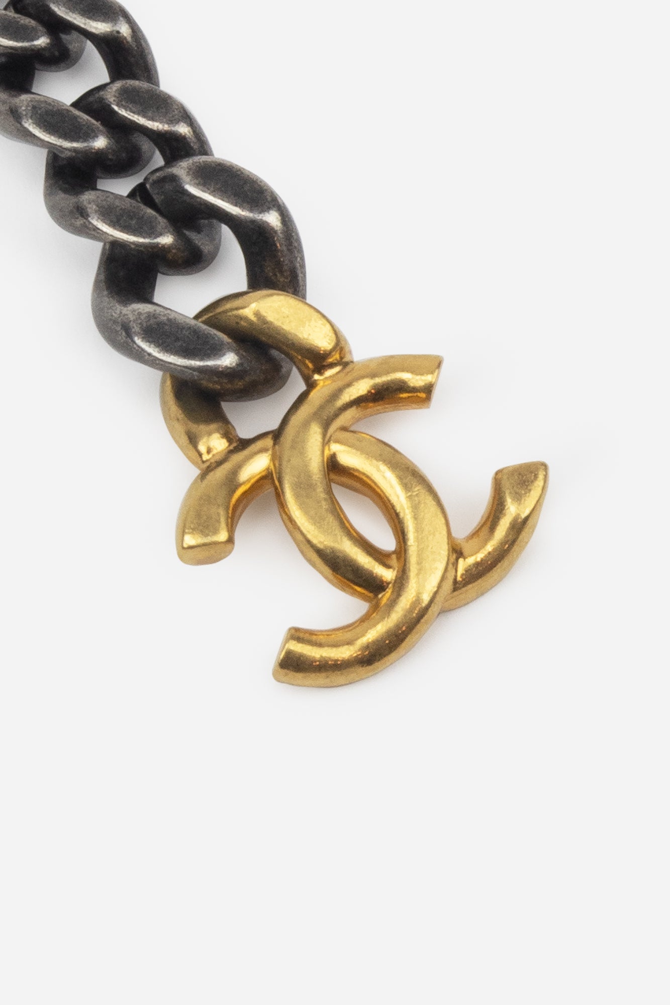 CC 21P Curb Link Chain Ruthenium Silver Logo Drop Earrings