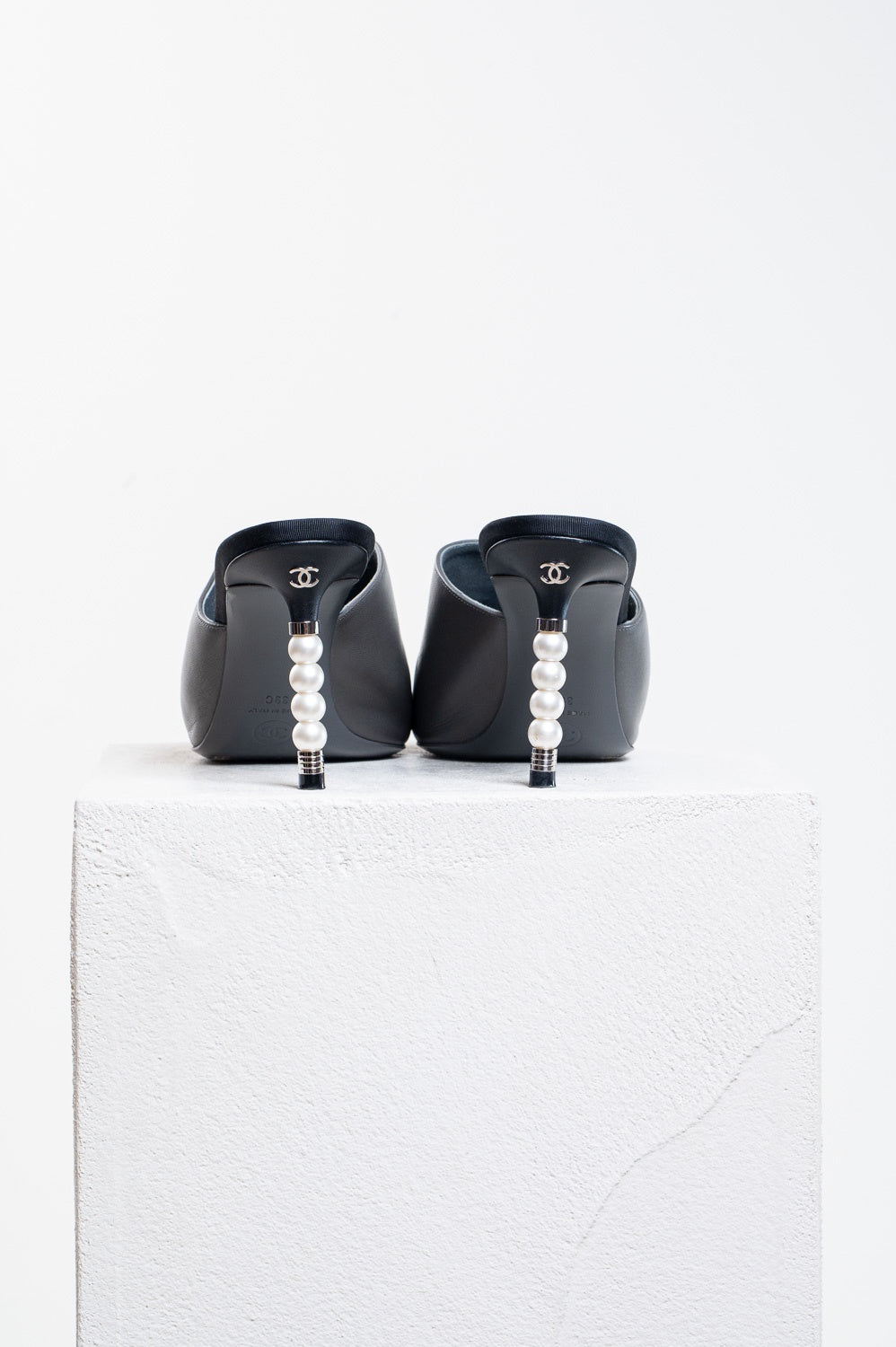 Charcoal Cap Toe Mule w/ Pearl Heel