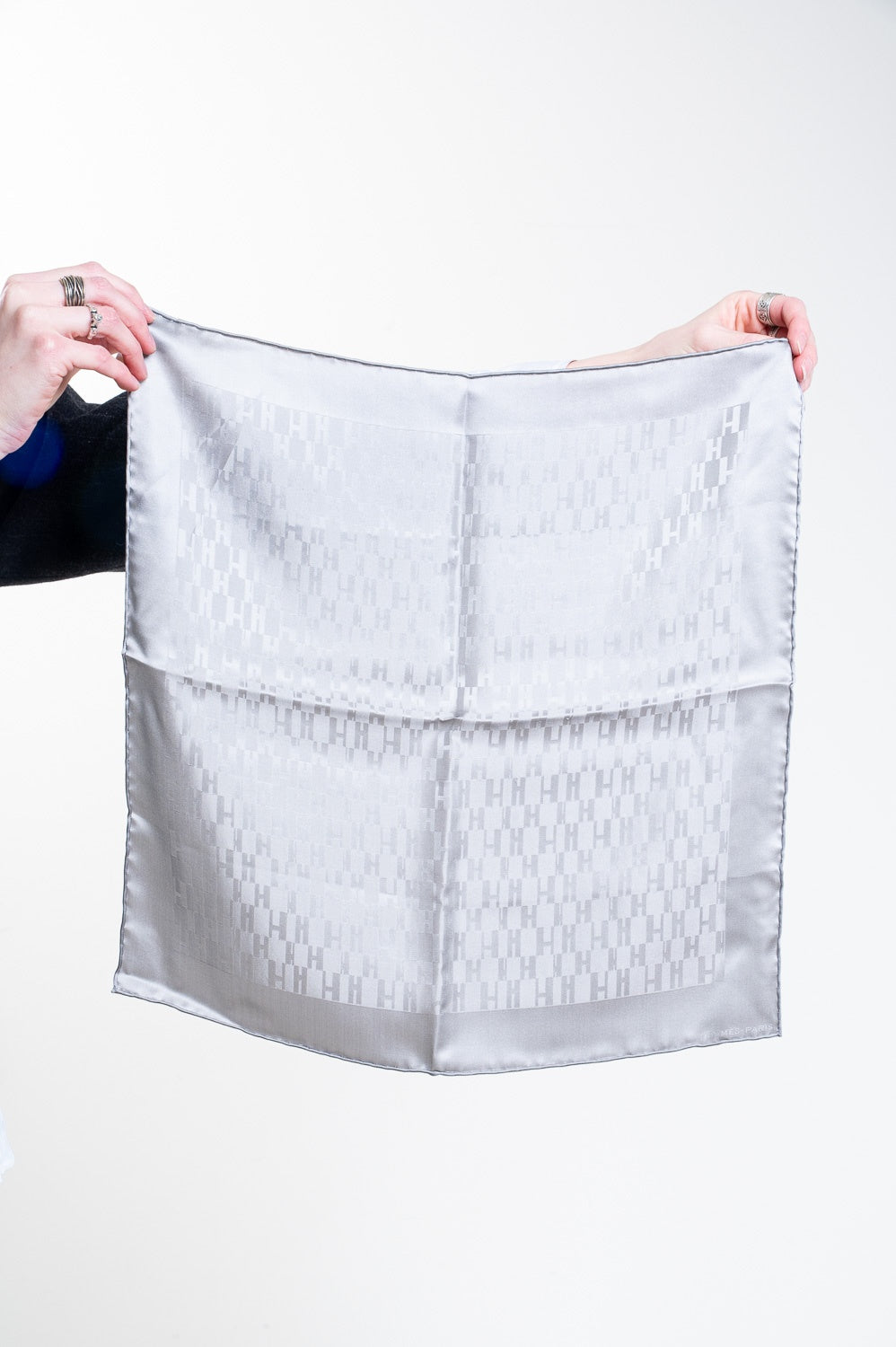 Pearl Grey Façonnée Grand H Silk Pocket Square