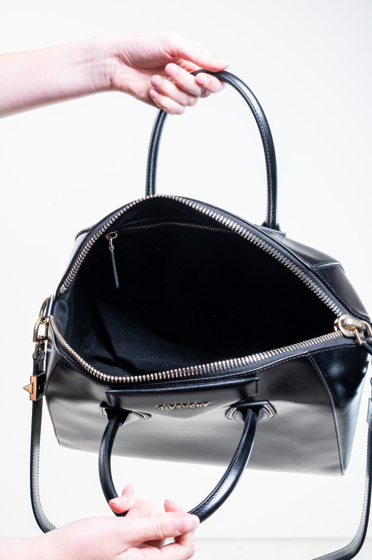 Black Medium Antigona Top Handle Bag