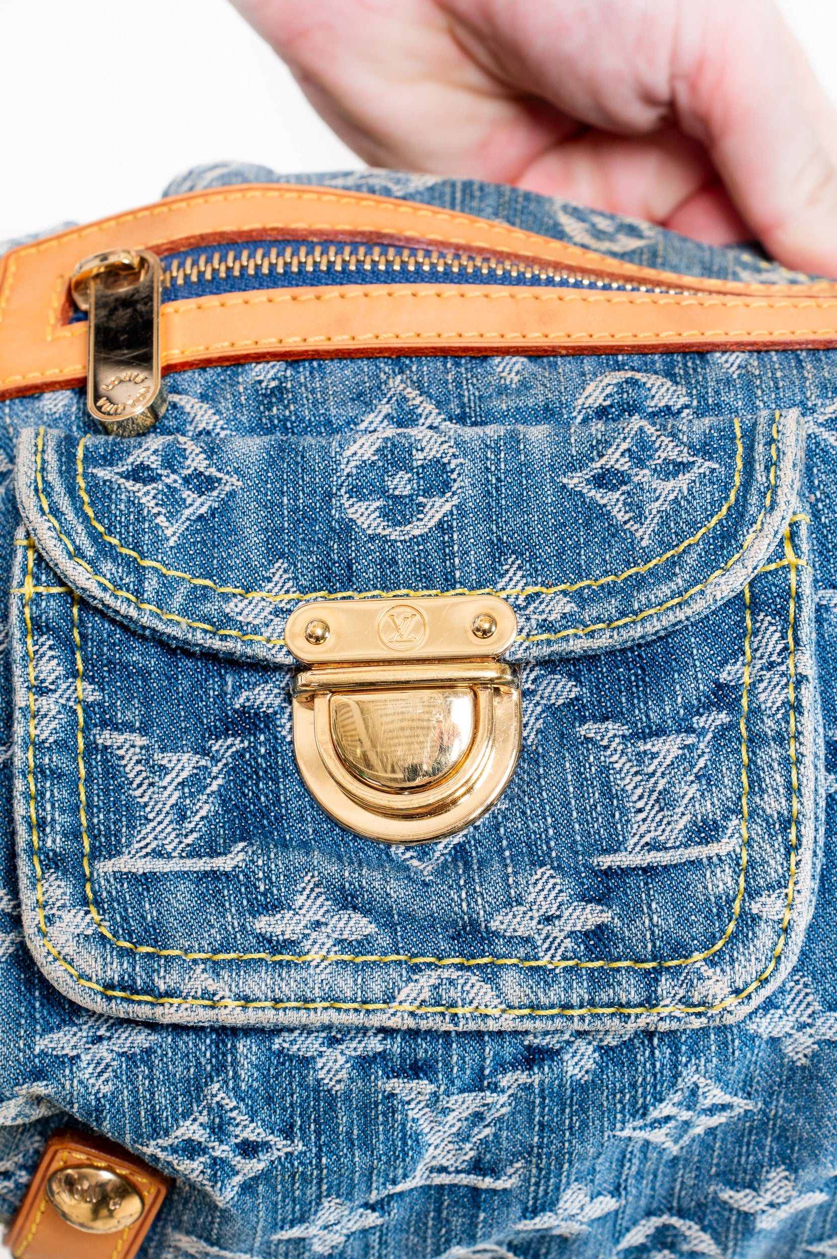 Vintage Monogram Denim Buggy PM
Shoulder Bag
