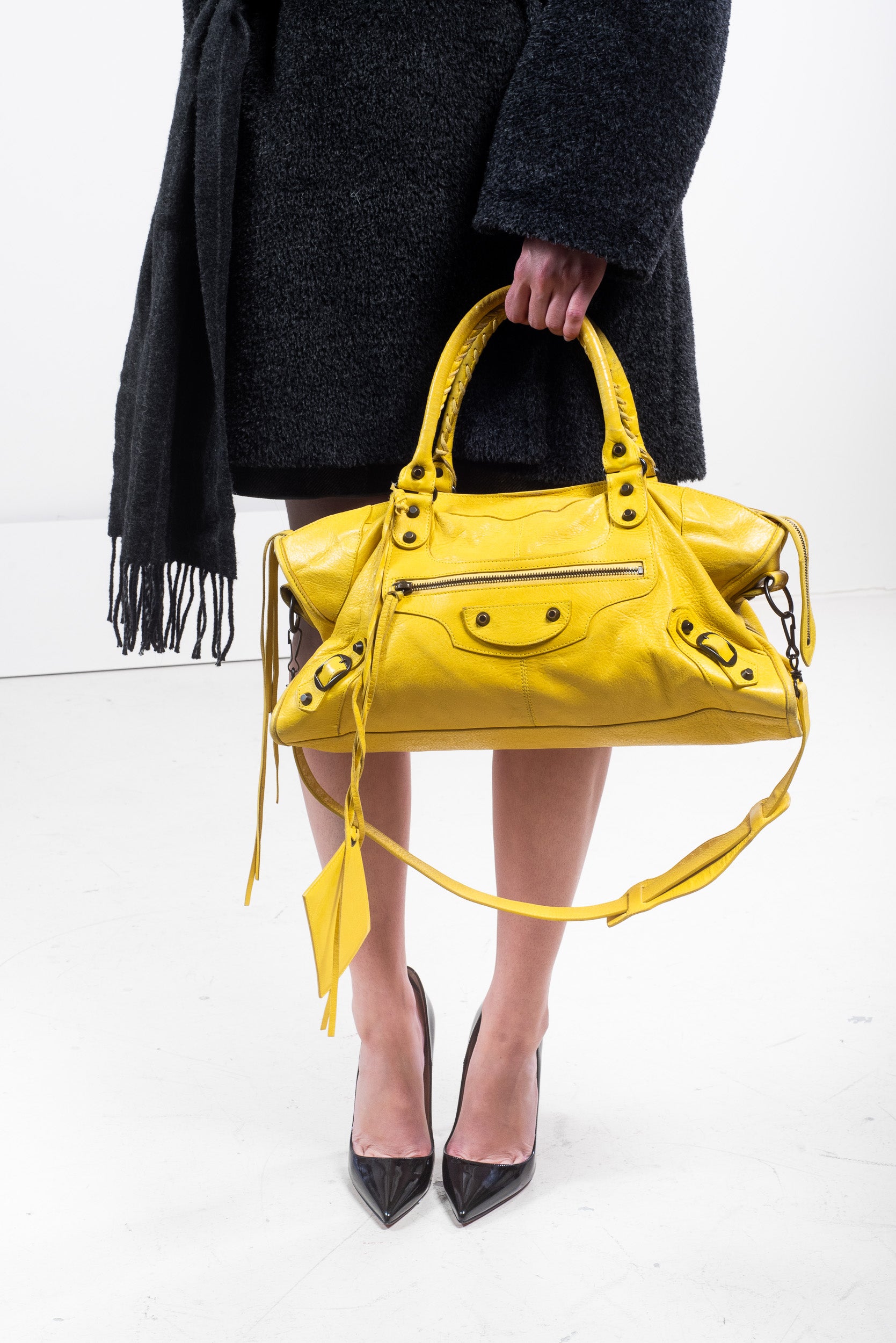 Yellow city bag with shoulder strap