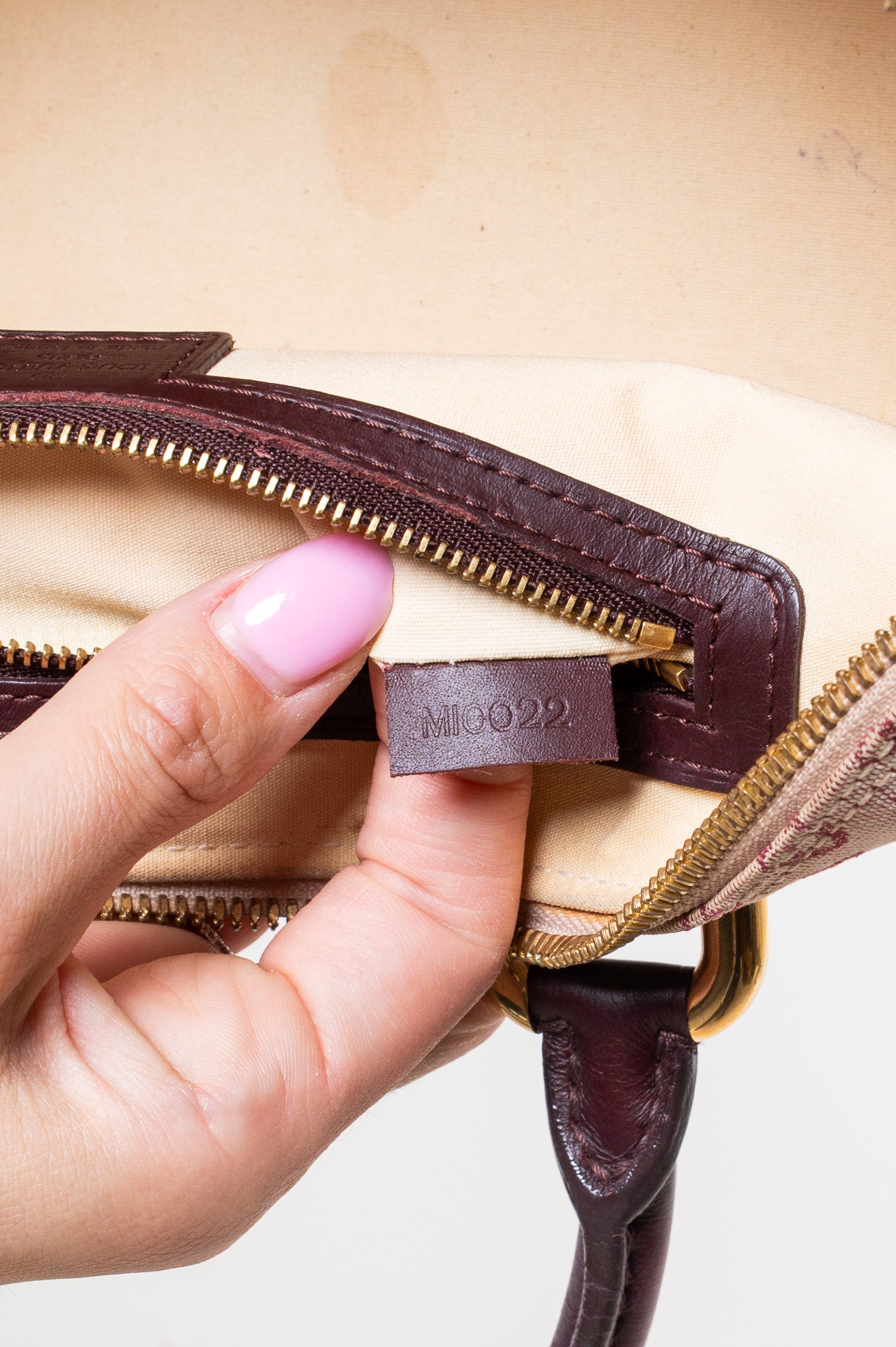 Interior details of Louis Vuitton Vintage Monogram Mini Lin Horizontal Alma Long Bag