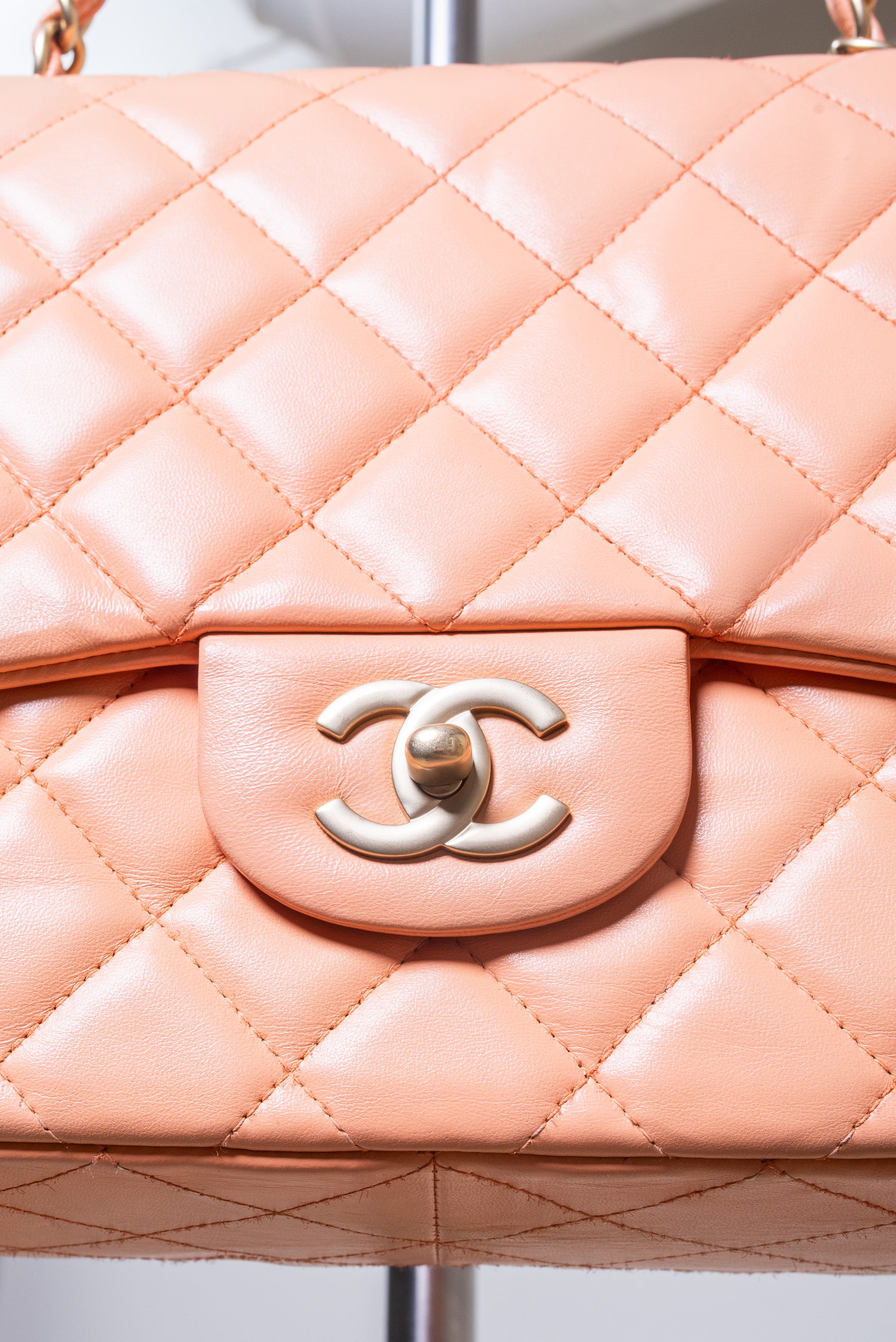 Classic Single Jumbo Flap in Peach Calfskin