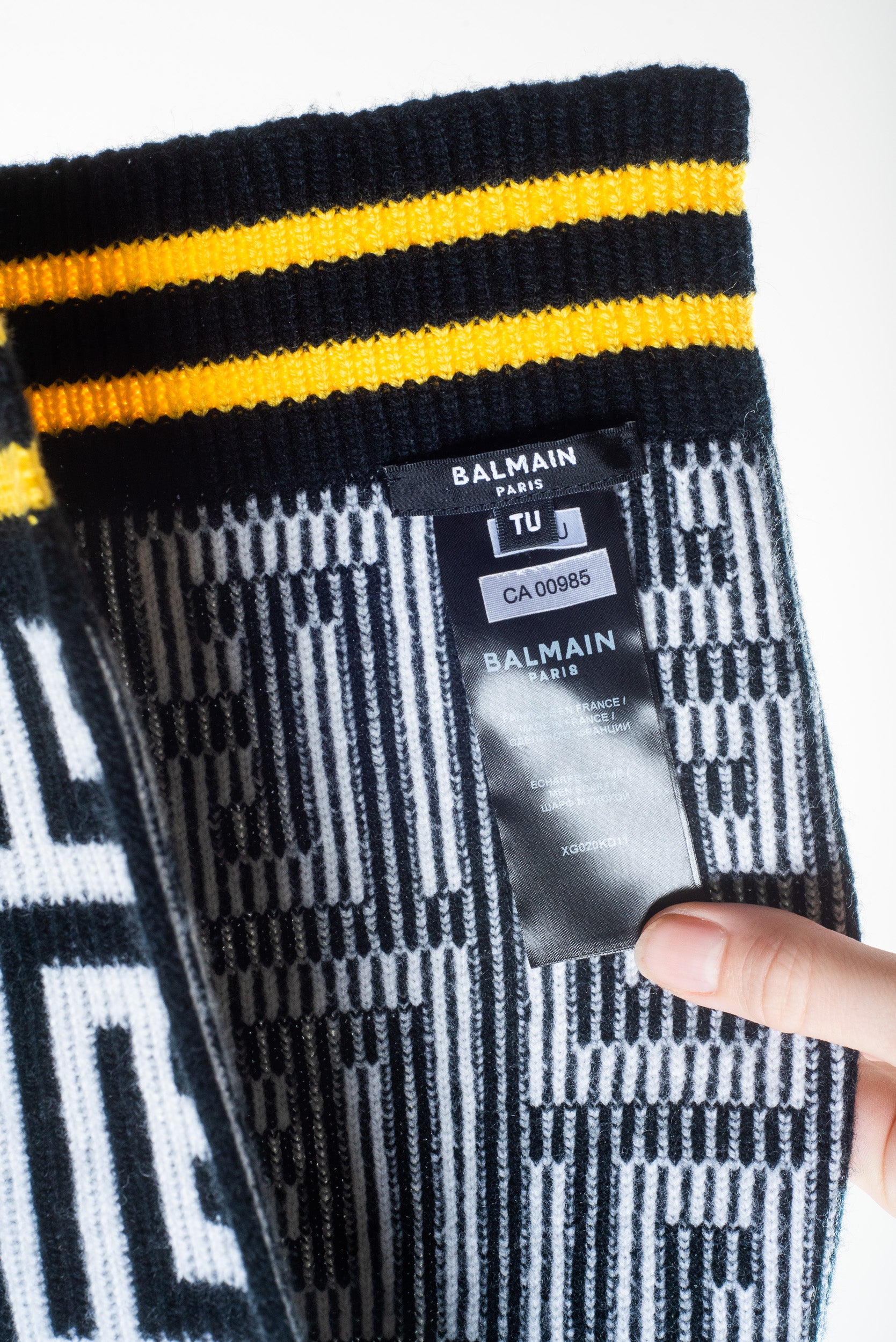 Black and White Jacquard Knit Scarf